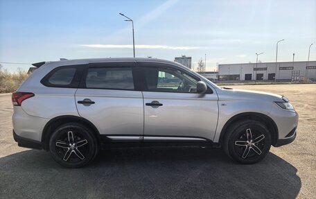 Mitsubishi Outlander III рестайлинг 3, 2018 год, 1 650 000 рублей, 14 фотография