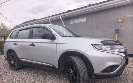 Mitsubishi Outlander III рестайлинг 3, 2018 год, 1 650 000 рублей, 10 фотография