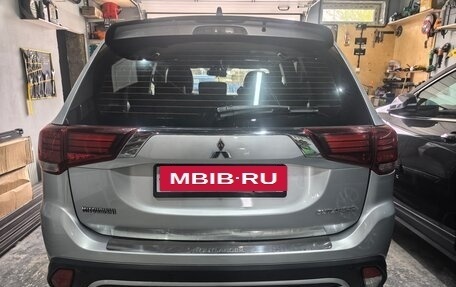 Mitsubishi Outlander III рестайлинг 3, 2018 год, 1 650 000 рублей, 6 фотография
