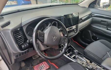 Mitsubishi Outlander III рестайлинг 3, 2019 год, 1 950 000 рублей, 3 фотография