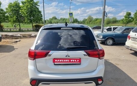 Mitsubishi Outlander III рестайлинг 3, 2019 год, 1 950 000 рублей, 7 фотография