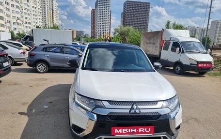 Mitsubishi Outlander III рестайлинг 3, 2019 год, 1 950 000 рублей, 10 фотография