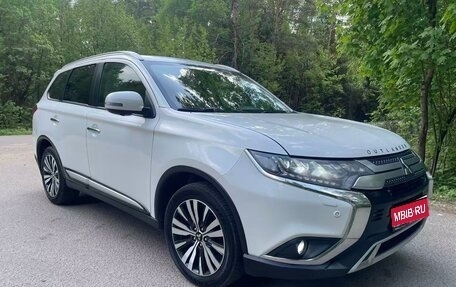 Mitsubishi Outlander III рестайлинг 3, 2020 год, 2 650 000 рублей, 1 фотография