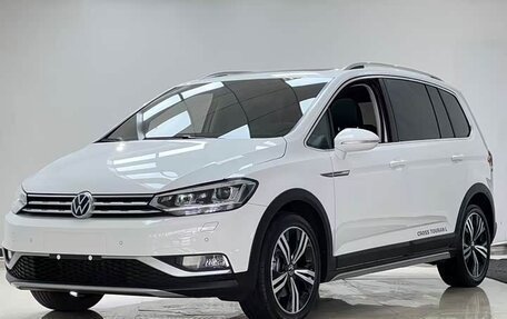 Volkswagen Touran III, 2022 год, 2 000 000 рублей, 1 фотография