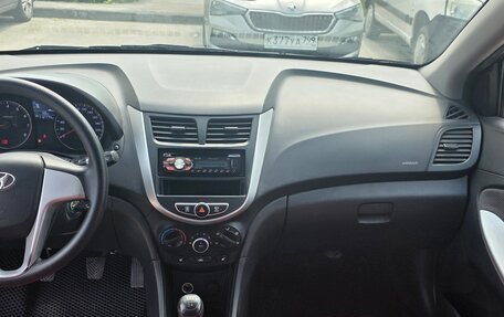 Hyundai Solaris II рестайлинг, 2012 год, 900 000 рублей, 10 фотография