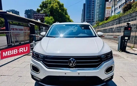 Volkswagen T-Roc I, 2023 год, 1 300 000 рублей, 2 фотография