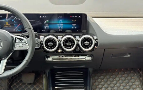 Mercedes-Benz GLA, 2019 год, 1 650 000 рублей, 15 фотография