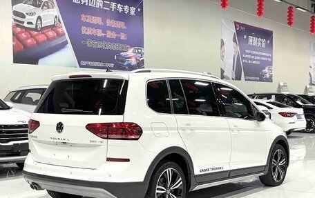 Volkswagen Touran III, 2022 год, 1 800 000 рублей, 3 фотография