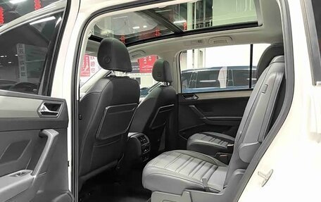 Volkswagen Touran III, 2022 год, 1 800 000 рублей, 6 фотография