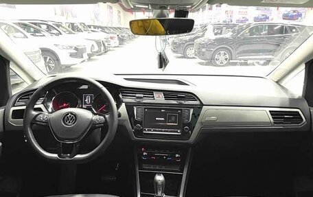 Volkswagen Touran III, 2022 год, 1 800 000 рублей, 2 фотография
