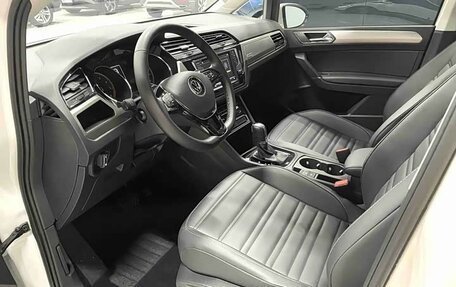 Volkswagen Touran III, 2022 год, 1 800 000 рублей, 4 фотография