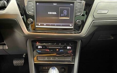Volkswagen Touran III, 2022 год, 1 800 000 рублей, 10 фотография