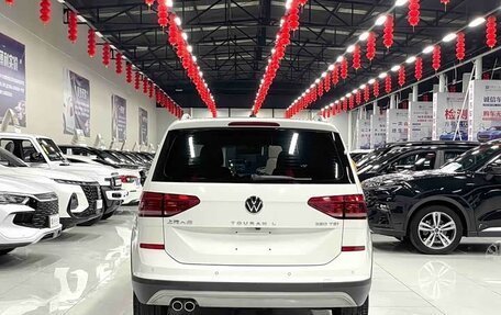 Volkswagen Touran III, 2022 год, 1 800 000 рублей, 14 фотография