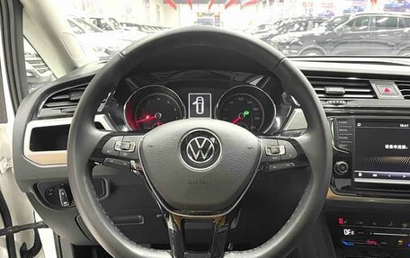 Volkswagen Touran III, 2022 год, 1 800 000 рублей, 17 фотография