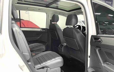 Volkswagen Touran III, 2022 год, 1 800 000 рублей, 16 фотография