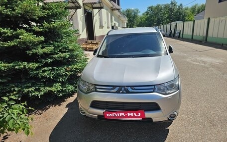 Mitsubishi Outlander III рестайлинг 3, 2013 год, 1 550 000 рублей, 2 фотография