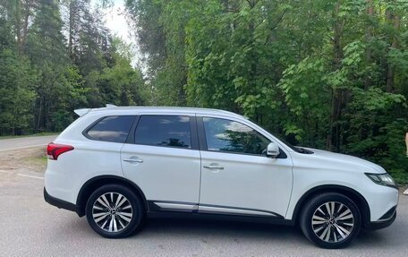 Mitsubishi Outlander III рестайлинг 3, 2020 год, 2 650 000 рублей, 5 фотография