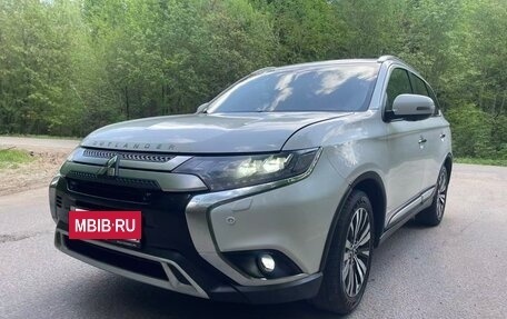 Mitsubishi Outlander III рестайлинг 3, 2020 год, 2 650 000 рублей, 4 фотография