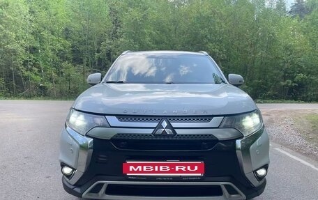 Mitsubishi Outlander III рестайлинг 3, 2020 год, 2 650 000 рублей, 3 фотография