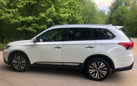 Mitsubishi Outlander III рестайлинг 3, 2020 год, 2 650 000 рублей, 9 фотография