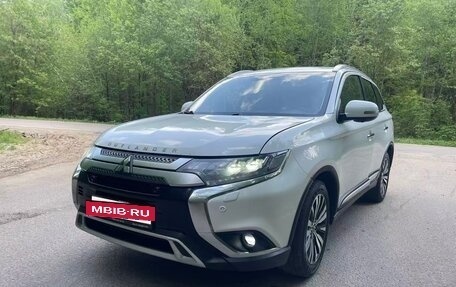 Mitsubishi Outlander III рестайлинг 3, 2020 год, 2 650 000 рублей, 2 фотография
