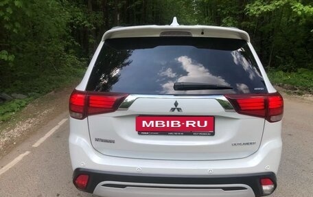 Mitsubishi Outlander III рестайлинг 3, 2020 год, 2 650 000 рублей, 8 фотография