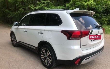 Mitsubishi Outlander III рестайлинг 3, 2020 год, 2 650 000 рублей, 6 фотография