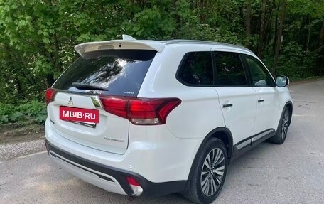 Mitsubishi Outlander III рестайлинг 3, 2020 год, 2 650 000 рублей, 7 фотография