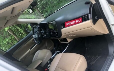Mitsubishi Outlander III рестайлинг 3, 2020 год, 2 650 000 рублей, 12 фотография