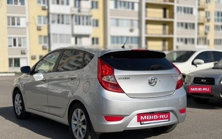 Hyundai Solaris II рестайлинг, 2011 год, 800 000 рублей, 2 фотография