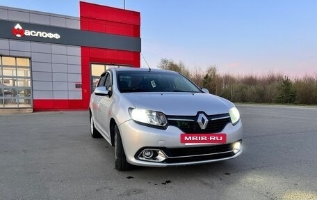 Renault Logan II, 2015 год, 600 000 рублей, 3 фотография
