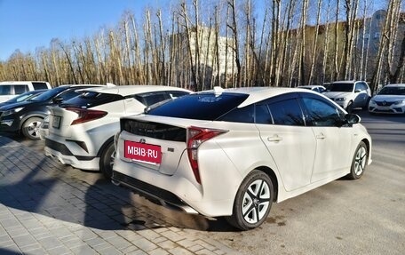 Toyota Prius IV XW50, 2016 год, 1 670 000 рублей, 12 фотография
