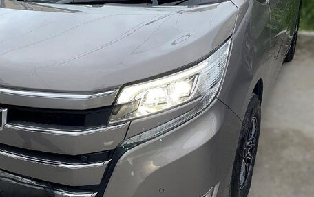 Toyota Noah III, 2021 год, 2 150 000 рублей, 2 фотография