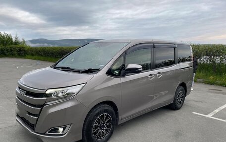 Toyota Noah III, 2021 год, 2 150 000 рублей, 6 фотография