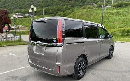 Toyota Noah III, 2021 год, 2 150 000 рублей, 4 фотография