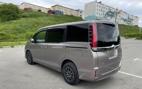 Toyota Noah III, 2021 год, 2 150 000 рублей, 5 фотография