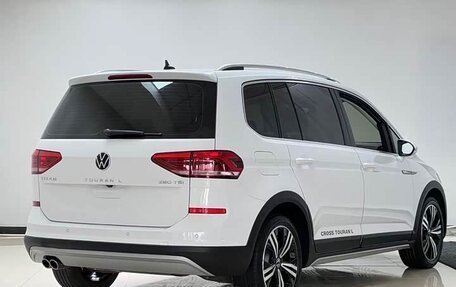Volkswagen Touran III, 2022 год, 2 000 000 рублей, 3 фотография