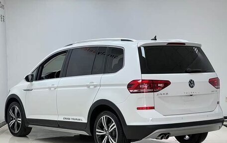 Volkswagen Touran III, 2022 год, 2 000 000 рублей, 7 фотография