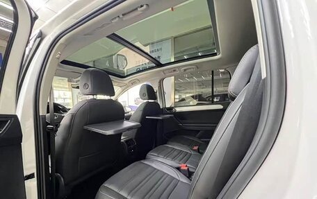 Volkswagen Touran III, 2022 год, 2 000 000 рублей, 6 фотография