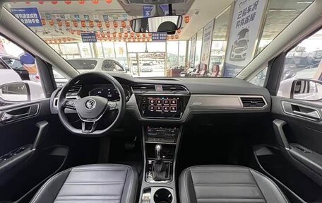 Volkswagen Touran III, 2022 год, 2 000 000 рублей, 2 фотография