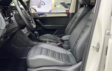 Volkswagen Touran III, 2022 год, 2 000 000 рублей, 4 фотография