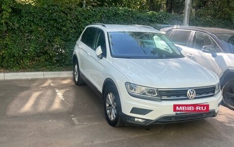 Volkswagen Tiguan II, 2018 год, 2 400 000 рублей, 2 фотография