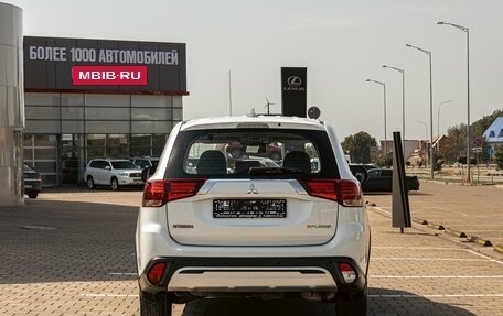 Mitsubishi Outlander III рестайлинг 3, 2021 год, 1 715 000 рублей, 4 фотография