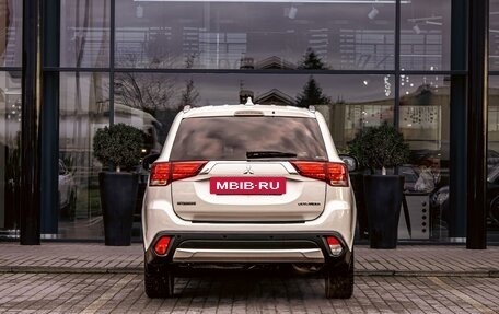 Mitsubishi Outlander III рестайлинг 3, 2018 год, 1 645 000 рублей, 5 фотография