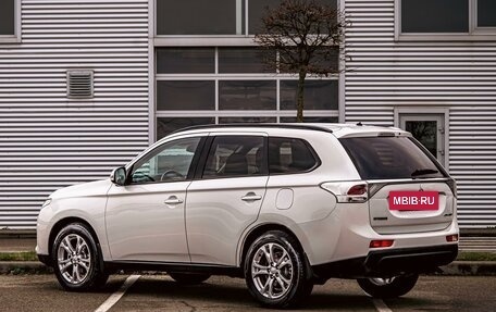 Mitsubishi Outlander III рестайлинг 3, 2014 год, 1 295 000 рублей, 4 фотография