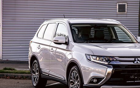 Mitsubishi Outlander III рестайлинг 3, 2018 год, 1 585 000 рублей, 9 фотография