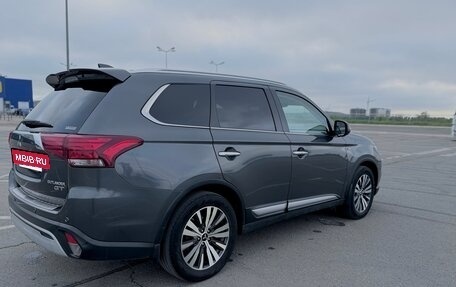 Mitsubishi Outlander III рестайлинг 3, 2019 год, 2 970 000 рублей, 5 фотография
