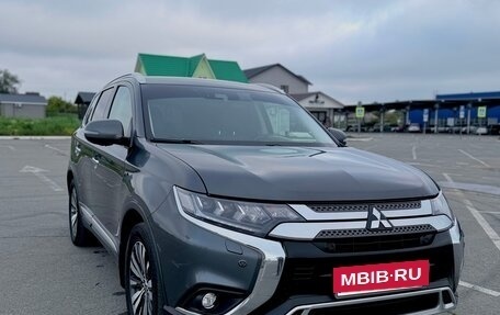 Mitsubishi Outlander III рестайлинг 3, 2019 год, 2 970 000 рублей, 8 фотография