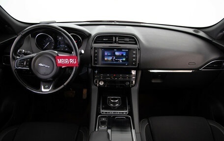 Jaguar F-Pace, 2017 год, 1 999 000 рублей, 10 фотография