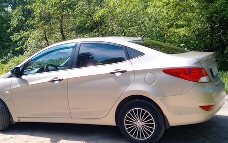 Hyundai Solaris II рестайлинг, 2011 год, 750 000 рублей, 3 фотография